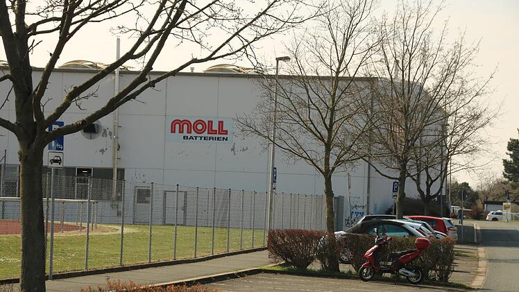 Im Lager der Firma sind noch Batterien zur Auslieferung bereit.