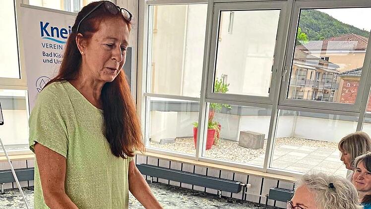 Christine Eberth-Booms verteilte Pralinen, die vom Chocolatier eigens zum Jubil&auml;um kreiert wurden.