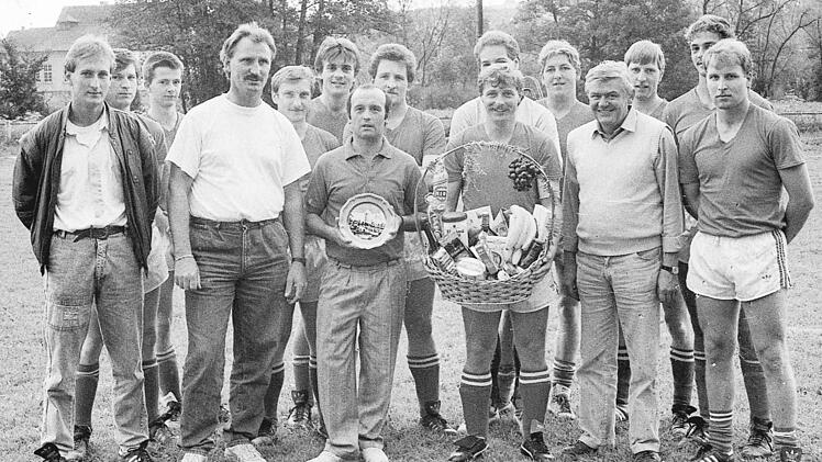 Verabschiedung beim TSV Hausen: Im Bild Abteilungsleiter Bernhard Troll (2. von links), Vorsitzender Egon Schlereth (2. von rechts), und der scheidende Trainer Gerhard Kirchner (3. von links) im Kreis der Mannschaft.