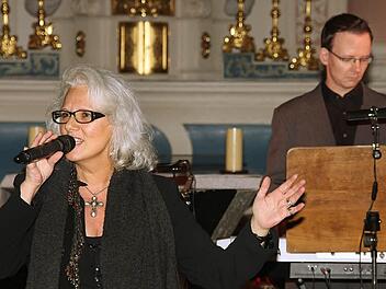 In der Pfarrkirche St. Cyriakus in Althausen: die Bad Kissinger Sängerin Jutta Wieczorek, begleitet von Keyboarder Oliver Berger  Foto: Dieter Britz