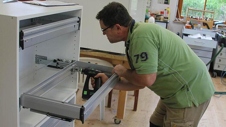Markus Eidloth baut einen Aktenschrank für die Büroerweiterung der Schreinerei Fiedler. Foto: Friedwald Schedel