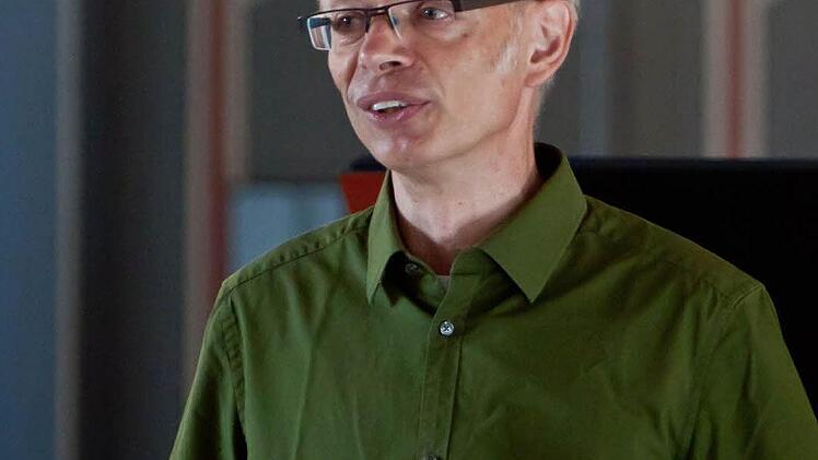 Peter Stenglein begrüßt die Zuhörer