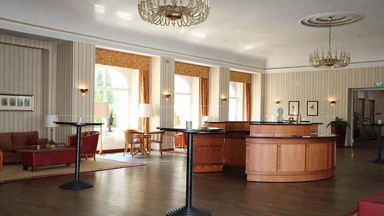 Im Hauptgebäude stehen einige Schönheitsreparaturen an: Das Vestibül wird neu gemacht. Foto: Ulrike Müller