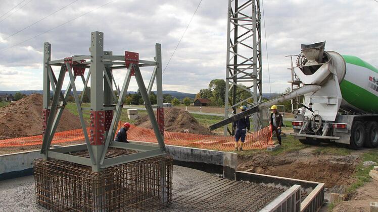 Für den neuen Mast wird ein neues Fundament gebaut.