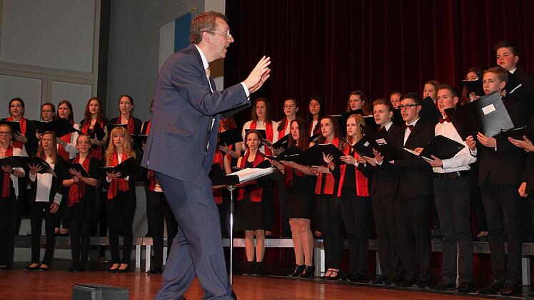 Wenn die vielen jungen Sängerinnen und Sänger als Mega-Schulchor auf der Bühne stehen, geht allen Freunden guter Chormusik das Herz auf. Foto: Sonja Adam