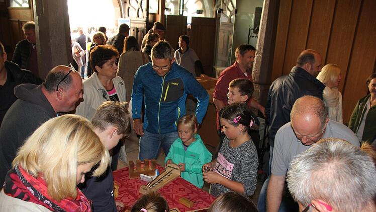 Das Holzspielzeug lockte in der Rathaushalle wieder viele Familien an. Auch die Eltern spielten mit.