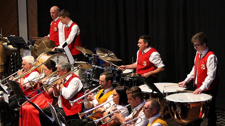 Die Instrumentengruppe von Posaunen und Trompeten sowie dem Schlagwerk.