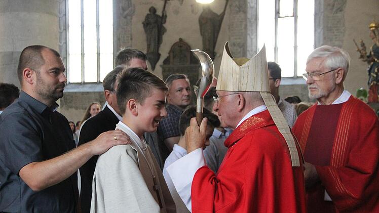 Für jeden Firmling fand Weihbischof Boom bei ihrer Firmung auch ein herzliches, persönliches Wort. Foto: Heike Beudert