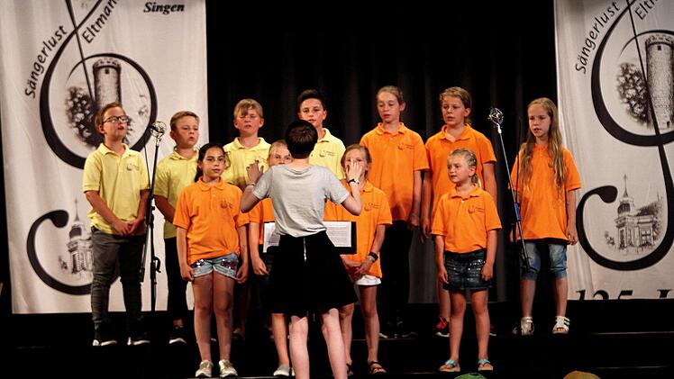 Mit dem Titel "Nur in meinem Kopf" von Andreas Bourani zeigte der "Teeniechor" schon ein erstaunliches Können. Foto: Günther Geiling