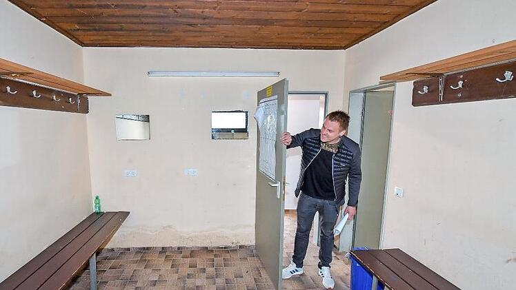 Patrick Dachwald schaut sich die Kabine an, die er gerne mit 2000 Euro Preisgeld renovieren würde.  Fotos: Ronald Rinklef