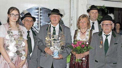 Das Tschirner Königshaus mit (v.l.), Jungschützenkönigin Celina Daum, Zweiter Ritter Wolfgang Punzelt, Schützenkönig Josef Rosenbaum, Damenkönigin Silvia Förtsch, Sportleiter Klaus Daum, und Erster Ritter Dieter Kroll.