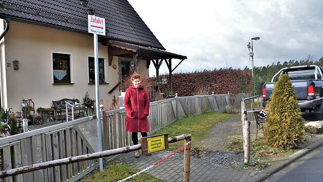 Um ihr Haus zu erreichen, muss Susanne Fischer die Spitze des Grundstücks eines Nachbarn überqueren - doch dafür hat sie keine Erlaubnis. Foto: Sandra Hackenberg