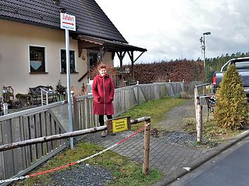Um ihr Haus zu erreichen, muss Susanne Fischer die Spitze des Grundstücks eines Nachbarn überqueren - doch dafür hat sie keine Erlaubnis. Foto: Sandra Hackenberg