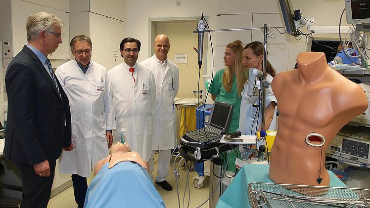 Der FDP-Bundestagsabgeordnete Professor Dr. Andrew Ullmann (links) besichtigte das Thoraxzentrum auf dem Michelsberg. Neben ihm Chefarzt Dr. Rainer Haußmann (Anästhesie), Chefarzt Dr. Bora Kosan (Thoraxchirurgie), der Leitende Oberarzt Dr. Klaus Matzler (Pneumologie) und zwei Krankenschwestern.  Foto: Dieter Britz