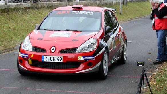 Start frei für das Team Christian Allkofer/ Kathi Götzenberger im Renault Clio in die Wertungsprüfung Machtilshausen.