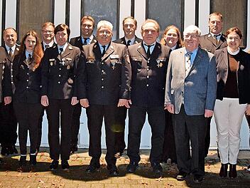 Bei der Glosberger Feuerwehr fanden Ehrungen statt. Unser Bild zeigt (von links) Kreisbrandrat Joachim Ranzenberger, Kommandant Johannes Hofmann, Betreuerin Kinderfeuerwehr Justine Hofmann, stellvertenden Jugendwart Felix Stumpf, Zweite Vorsitzend...