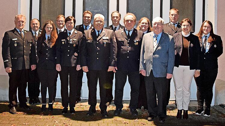 Bei der Glosberger Feuerwehr fanden Ehrungen statt. Unser Bild zeigt (von links) Kreisbrandrat Joachim Ranzenberger, Kommandant Johannes Hofmann, Betreuerin Kinderfeuerwehr Justine Hofmann, stellvertenden Jugendwart Felix Stumpf, Zweite Vorsitzend...