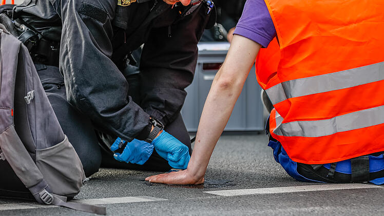"Letzte Generation" in Nürnberg: Autofahrer rasten völlig aus - Video zeigt Gewalt gegen Klimakleber