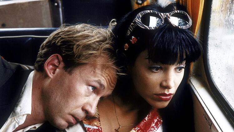 Weniger erfolgreich lief Veronas Ausflug in die Filmwelt: Ihre erste Kino-Hauptrolle war auch ihre letzte. In der Krimi-Komödie "Heirate mir!" (1999) gab sie die Polin Goschka, die das Leben des unscheinbaren Friedhofsmitarbeiters Eugen (Ulrich Noethen) durcheinanderbringt.