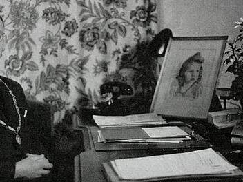 Georg Hagen als Oberbürgermeister. Auf dem Schreibtisch steht ein Bild von seiner Enkeltochter Gudrun. Foto: Stadtarchiv Kulmbach