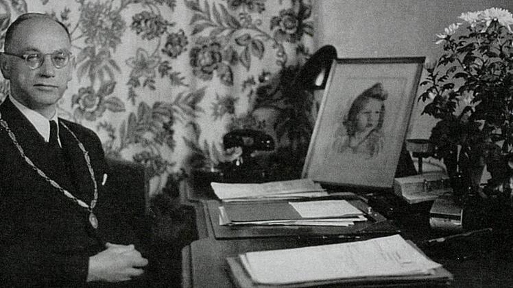 Georg Hagen als Oberbürgermeister. Auf dem Schreibtisch steht ein Bild von seiner Enkeltochter Gudrun. Foto: Stadtarchiv Kulmbach