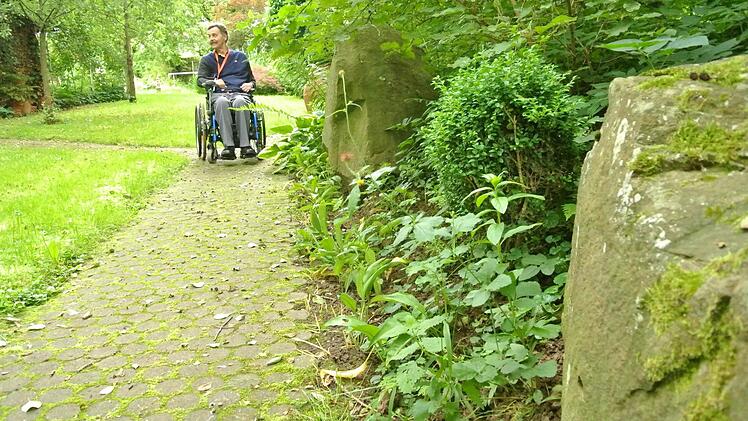 Peter Brech kann mit seinem Rollstuhl gut alle Bereiche des Gartens erfahren.
