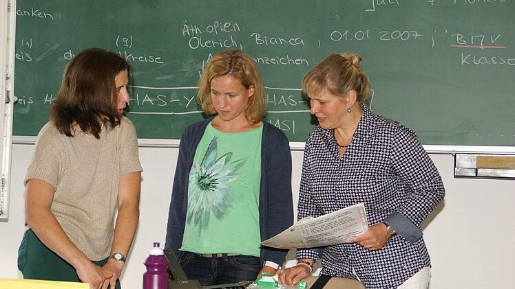 Klassenleiterin Bianca Olerich im Gespräch mit Sozialpädagogin Beatrice Först und Deutsch-Lehrerin Monika Hoffmann. Mit viel Engagement haben sie diese Aufgabe angepackt und sind begeistert vom Unterrichten in der Vorklasse. Foto: Sabine Weinbeer