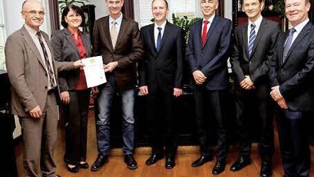 Bei der Gründung der "Karl-Wagner-Stiftung" dabei: Landrat Wilhelm Schneider, Stiftungsrätin Ute Seitz, Karl Wagner, Eltmanns Bürgermeister Michael Ziegler sowie die Stiftungsräte Jürgen Rößler, Jürgen Wagner und Werner Stegemann.