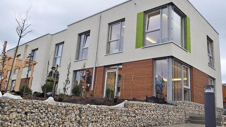 Die neue Einrichtung der Rummelsberger in Zeil besticht durch klare Strukturen und helle Räume. Einen Schlosspark gibt es nicht. Aber ein kleiner Garten wird derzeit angelegt.