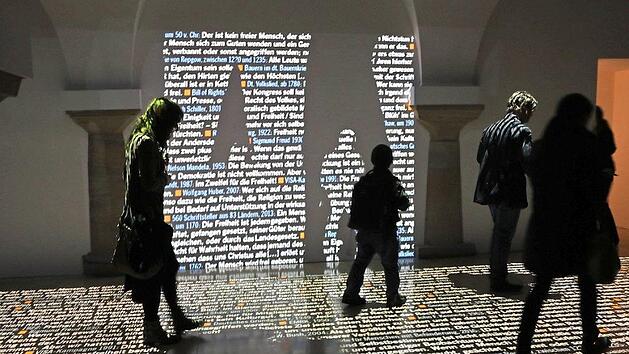 Zum Nachdenken anregen soll die Installation kurz vor dem Ausgang der Landesausstellung: Es geht um den Begriff der "Freiheit" in allen m&ouml;glichen Zusammenh&auml;ngen. Je mehr Menschen sich im Raum befinden, desto mehr von der Schrift ist an der Wand zu sehen. Foto: Barbara Herbst