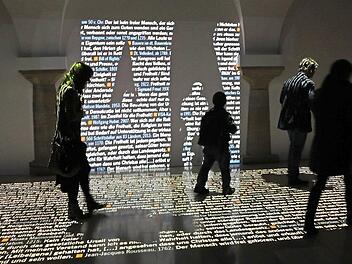 Zum Nachdenken anregen soll die Installation kurz vor dem Ausgang der Landesausstellung: Es geht um den Begriff der "Freiheit" in allen möglichen Zusammenhängen. Je mehr Menschen sich im Raum befinden, desto mehr von der Schrift ist an der Wand zu sehen. Foto: Barbara Herbst