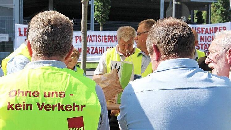 Die streikenden Busfahrer haben sich an der Zufahrt zum SÜC-Werksgelände in der Uferstraße postiert.  Foto: Ulrike Nauer