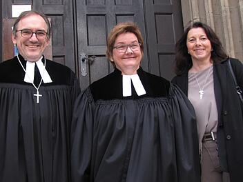 Amtseinführung in der Morizkirche. Von links: Dekan Andreas Kleefeld, Pfarrerin Silke Kirchberger und Kerstin Zimmer vom Kirchenvorstand. Martin Koch