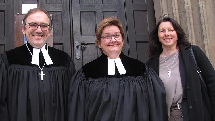 Amtseinführung in der Morizkirche. Von links: Dekan Andreas Kleefeld, Pfarrerin Silke Kirchberger und Kerstin Zimmer vom Kirchenvorstand. Martin Koch