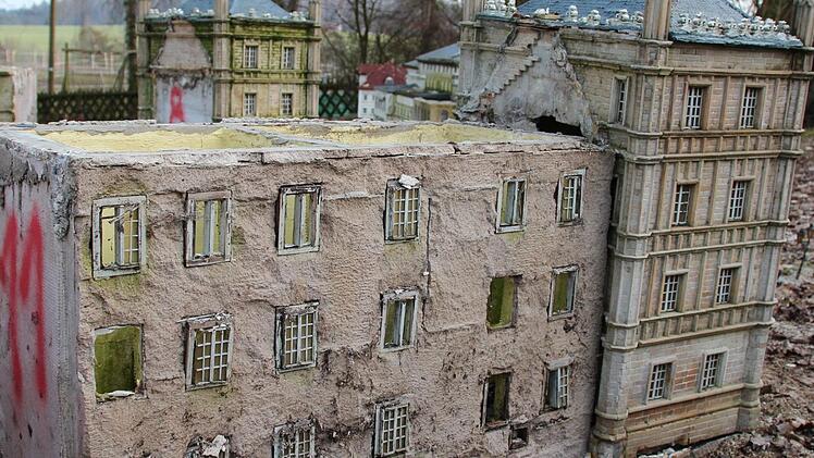 Die Fassade der Ehrenburg hat sich teilweise abgelöst. Christiane Lehmann