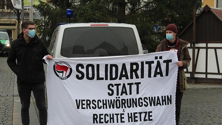 Klare Kante zeigen diese beiden Demonstrationsteilnehmer mit ihrem Banner.