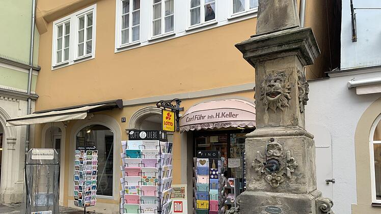 Direkt am Sturmsbrunnen, im Gebäude Ketschengasse 13, befindet sich noch der Tabak- und Zeitschriftladen Carl Führ. Doch im Frühjahr steht ein Umzug an.