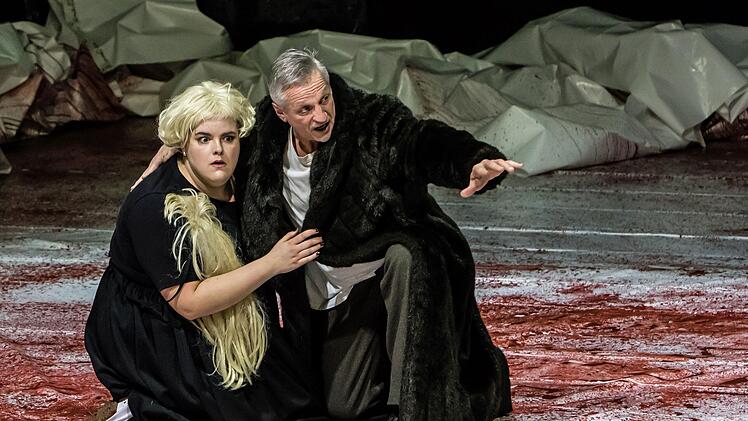 Wotans Abschied am Landestheater Coburg: Probenszene aus dem 3. Akt von Wagners "Walküre" mit Asa Jäger als Brünnhilde und Michael Lion als Wotan.Foto: Jochen Berger