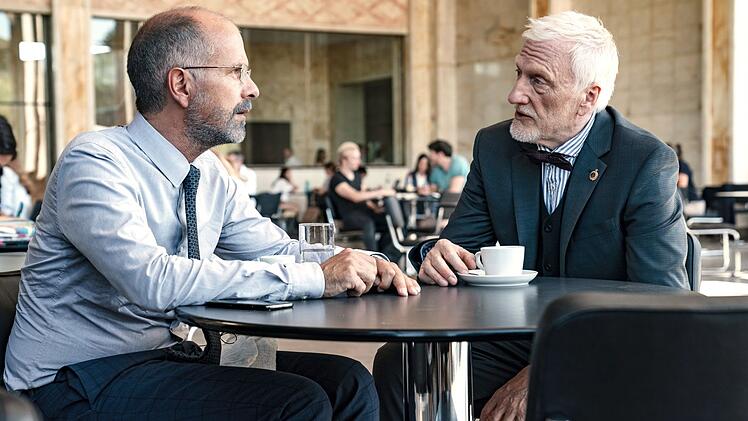 Universit&auml;tspr&auml;sident Alexander Lambrecht (Ernst St&ouml;tzner, rechts) ist wenig erfreut &uuml;ber die Aufmerksamkeit, die seiner Bildungseinrichtung dank Juraprofessor Richard Pohl (Christoph Maria Herbst) zuteil wird.