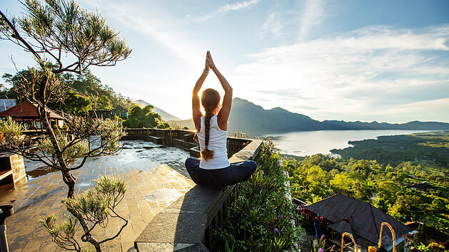 skillcation yoga bali vulkan sonnenaufgang skill holidays urlaub lernen meditation achtsamkeit spiritualit&auml;t natur retreat wellness outdoor asanas pers&ouml;nliche entwicklung transformation innere ruhe indonesien tropisch morgenritual praxis balance gesundheit mindfulness ganzheitlich berge reisen mit mehrwert selbstfindung naturverbunden erlebnis
