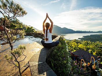 skillcation yoga bali vulkan sonnenaufgang skill holidays urlaub lernen meditation achtsamkeit spiritualit&auml;t natur retreat wellness outdoor asanas pers&ouml;nliche entwicklung transformation innere ruhe indonesien tropisch morgenritual praxis balance gesundheit mindfulness ganzheitlich berge reisen mit mehrwert selbstfindung naturverbunden erlebnis