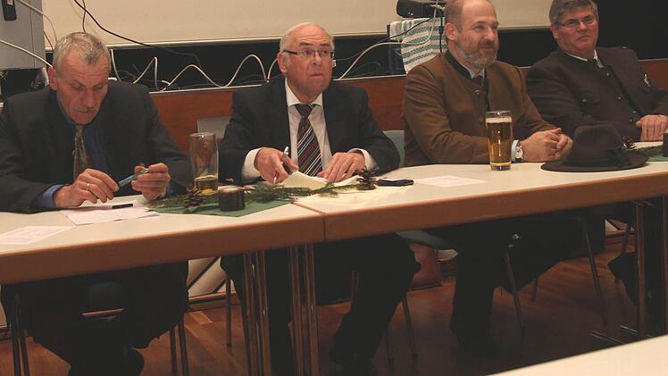 Bei der Hegeschau der Kreisgruppe Haßfurt im Bayerischen Jagdverband in Ebelsbach auf dem Podium von links Jagdberater Hans Stark, stellvertretender Landrat Siegmund Kerker, Referent Gerhard Gruber und Vorsitzender Rudolf Meyer.
