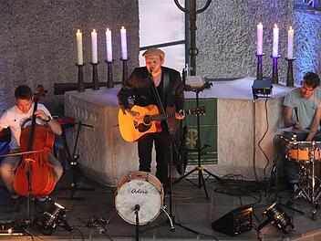 Samuel Harfst in St. Michael. Links Dirk Menger, rechts Dave Harfst.Foto: Gerd Schaar