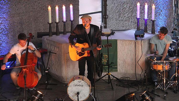 Samuel Harfst in St. Michael. Links Dirk Menger, rechts Dave Harfst.Foto: Gerd Schaar
