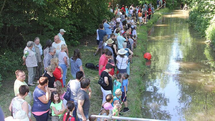 Dicht gedrängt verfolgen Schaulustige das Spektakel auf der Alster in Memmelsdorf.