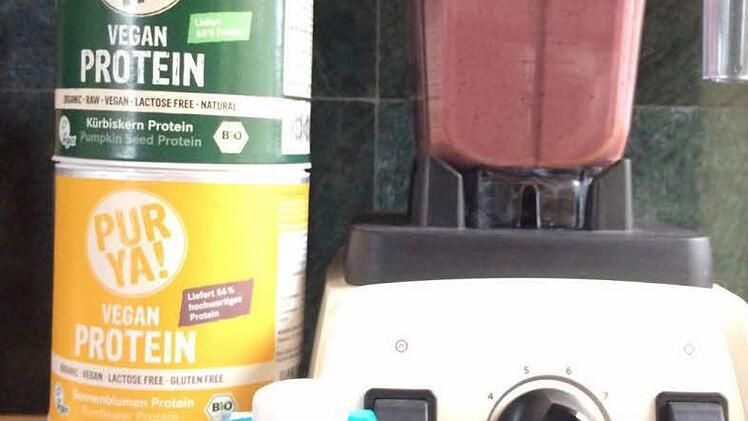 ...dazu veganes Protein aus Chia-Samen und ein Schuss Kokoswasser. Alles mixen. Fertig