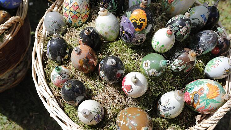 Der fertig geschmückte Osterbrunnen in Lauf (Gemeinde Zapfendorf). Foto: Matthias Hoch