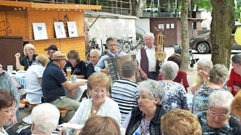 Emmi Wei&szlig; unterh&auml;lt die anwesenden G&auml;ste. Foto: Manfred Welker
