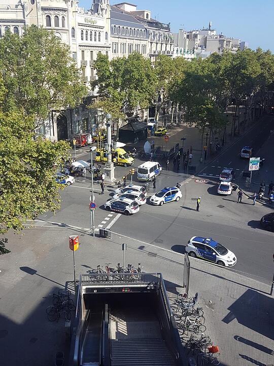 Lieferwagen fährt in Barcelona in Menschenmenge