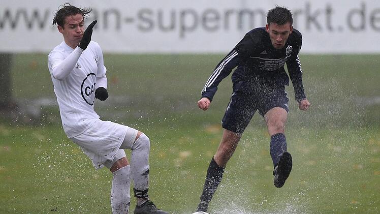 Schwere Platzverhältnisse, aber drei Punkte für Kirchehrenbach: Die TSV-Gäste um Fabio Schleiwies (r.) setzten sich am Wochenende in der Bezirksliga mit 2:1 bei der SG Nürnberg/Fürth durch. Sportfoto Zink